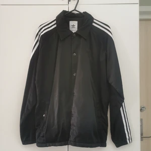 Adidas jacka - Ny skick storlek 38