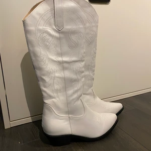 Cowboy boots  - Sjukt snygga och trendiga cowboy boots som jag tyvärr måste sälja då dom var aningen för trånga för mig.. Det är en storlek 38 men skulle säga att är mer som en 36/37!