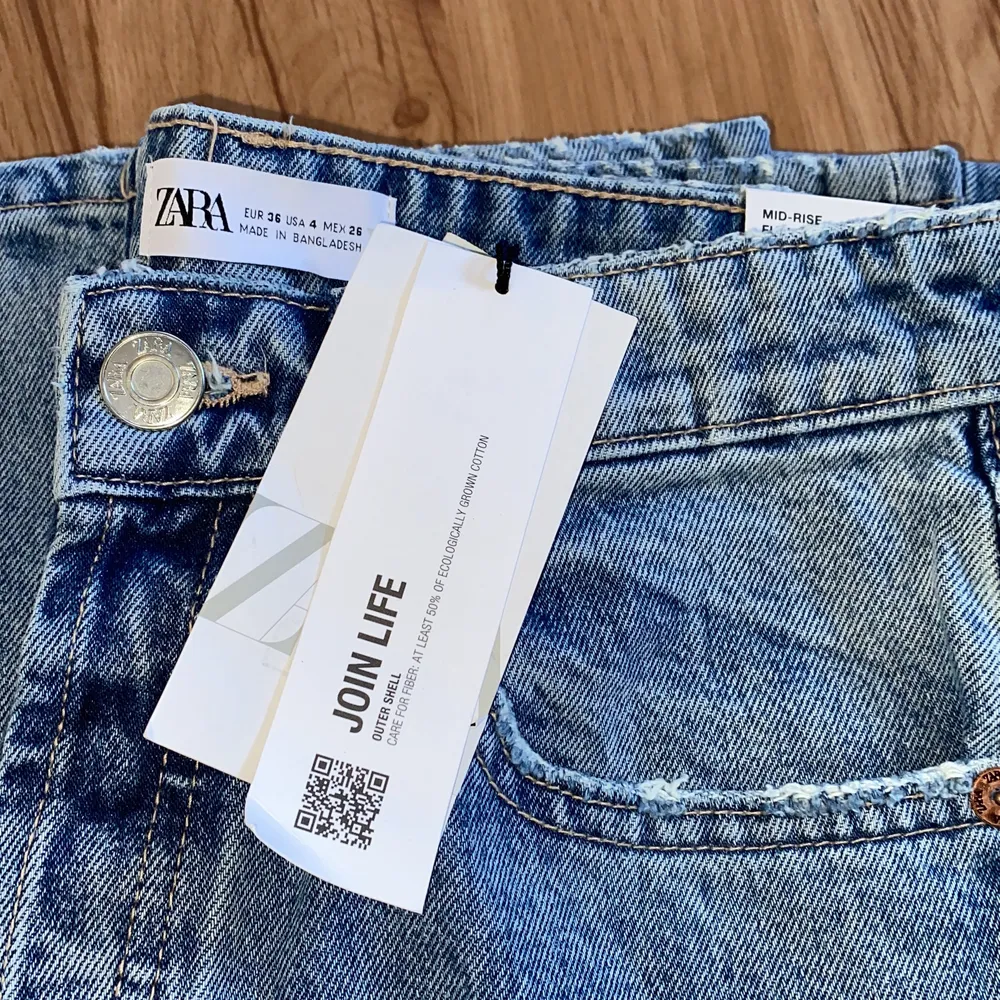 Säljer ett par helt nya zara jeans.(Endast provade) super fina och passar bra nu till sommaren. Säljer då dom var för små för mig. Endast seriösa köpare💕. Jeans & Byxor.