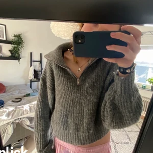 Stickad tröja med dragkedja  - Säljer min mysiga tröja från Gina! Knappt andvänt så i jättefint skick. Lånade bilder ! 