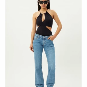 Trendiga low Rise weekday jeans - Säljer nu dessa snygga low Rise jeansen på weekday. Säker då jag beställt fel storle. Helt oanvända i stl W28 L34. Nypris är 500 jag säljer för 200kr helt oanvända. Pris kan diskuteras 