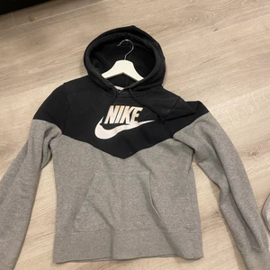 Nike hoodie - Hej! Säljer denna Nike hoodie. använd vid ett fåtal gånger men inga synliga skador eller sådant. 