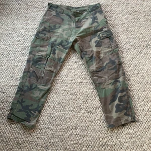 Rave cargo byxor camoflage L - Använda men i bra skick. Lite slitna vid hälarna. Ganska tunna så de ser mer baggy ut. Många fickor
