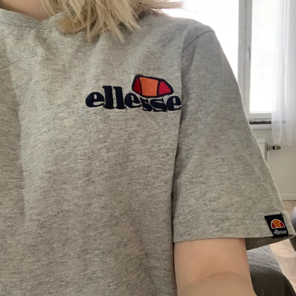 Grå tröja från ellesse.aldrig använd då den är för stor för mig,inga skador eller liknande . T-shirts.