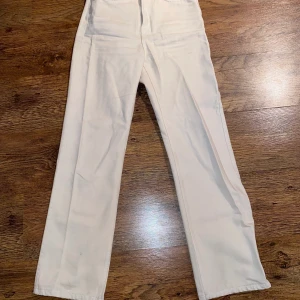 Jeans Weekday  - Säljer mina jeans från Weekday, köpta för cirka ett år sen. Storlek 26x30. Säljer för 150kr. 