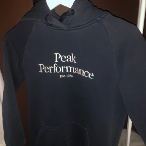 Peak performance blå - Säljer denna eftersom jag har växt ut den. Passar folk som är 150-160 cm. 300kr pris kan diskuteras.