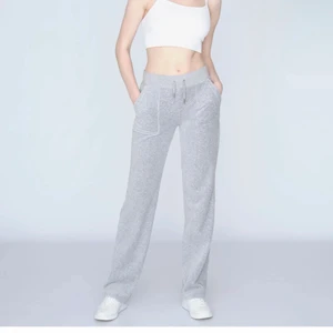 Ljus grå juicy couture byxor  - Jätte fina juicy couture byxor i fint skick. Andvända Max 3 gånger, säljer pga för att dom är för stora och kommer inte till andvändning. Storlek XS. För mer bilder/info kom privat. Nypris: 1000, mitt pris: 750. Köparen stor för frakten och budgivningen sker privat! 