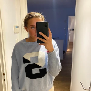 Sandro kashmir - En så fin, ljusblå Kashmir tröja från sandro. Tröjan är knappt använd och säljs inte längre ! Storlek M 