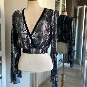 Top ormmönster  - En ormmönstrad top från ginatricot! Nästintill aldrig använd✨