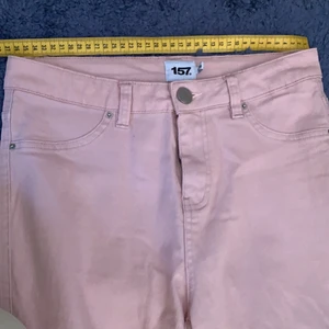 Rosa jeans med stretch - Rosa jeans med stretch, använda en gång. Köpta från Lager 157, storlek M. Midja: 36cm. Längd: 104cm