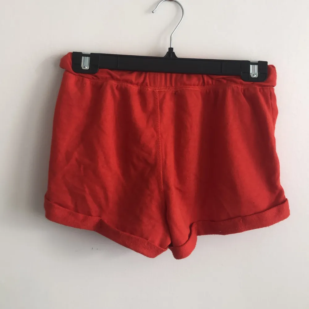 Röda mjukis shorts i använt skick. Storlek xs, passar s/m.. Shorts.