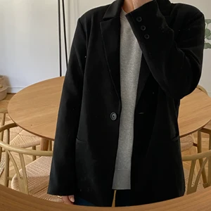 Svart Blazer - Svart oversized blazer från HOSS x NA-KD. Storlek 38 men passar även mig som annars även kan ha 34-36 🖤