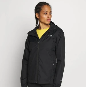 The north face jacka - Säljer min fina svarta och praktiska regn jacka från the north face. Den ser ut som ny då den är knappt använd. Modellen bär storlek S vilket jackan också är.