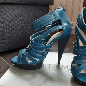 Högklackade skor Tiamo - Oanvända högklackade skor av märket Tiamo. Blå/petrol. Storlek 36.