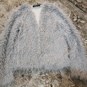 Fluffig kofta från gina tricot - En fin grå fluffig kofta från gina tricot. Inte så jätte använd o drf i bra skick. Den är i storlek xxs men passar också xs🤎🤍 skriv vid intresse🤍 pris kan diskuteras 