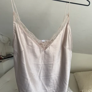 Linne  - Superfint linne ifrån Zara. Tyget är glansigt med spets på kanten. Köpt i Los Angeles 2019. Använt 1 gång