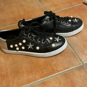 Svarta skor - Söta svarta skor med stjärnor och pärlor. Fint skick och nästan aldrig använda. Har lite golden goose vibe