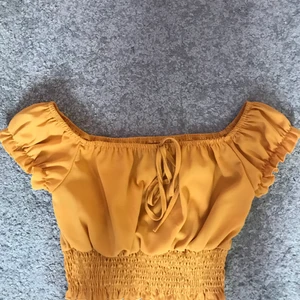 Gul topp strl xs  - Säljer denna gulliga topp från SHEIN, den är knappt använd då den är för liten för mig och är i väldigt bra skick✨ köpare står för frakten☺️