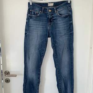 Supersköna jeans från Ginatricot! Har varit mina favoriter tills dom nu blivit för små:( storlek 36! Flitigt använda men ändå i väldigt bra skick!