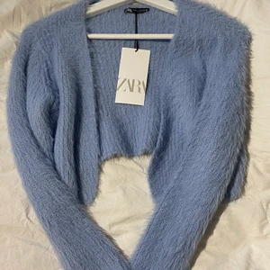 Kofta - Ljusblå kofta ifrån zara. Lappen kvar aldrig använd