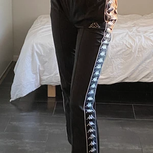 Kappa byxor - Kappa byxor som är använda en del men ändå i bra skick! De har kappa loggan ner längst båda benen och en där fram. Byxorna har snörning på insidan och två fickor Jag kan mötas upp i Borås annars står köparen för frakten❤️