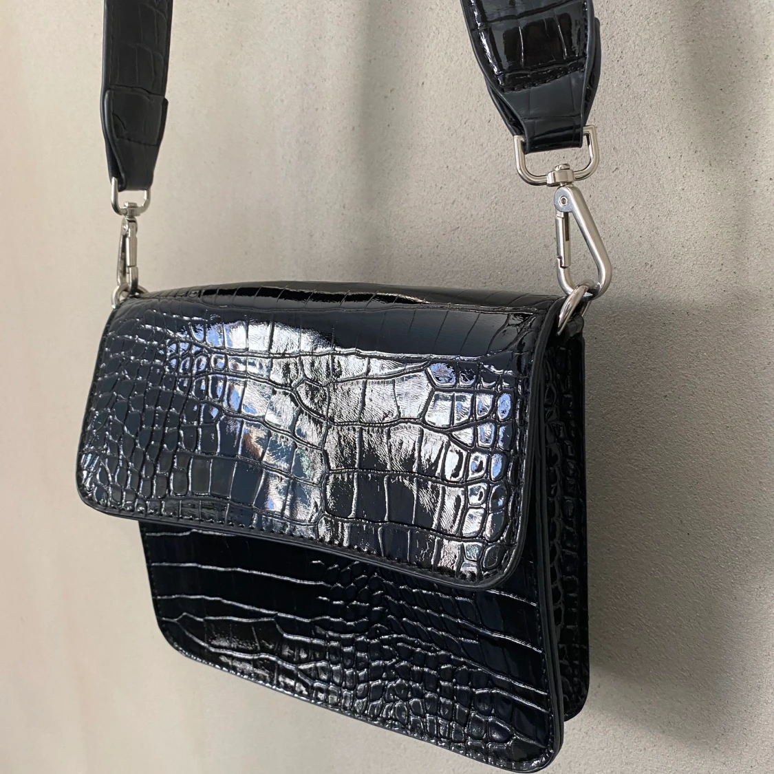 Svart axelremsväska 