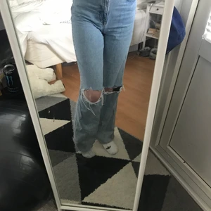 högmidjade jeans med hål - Högmidjade ljusblå jeans med hål från zara. Perfekta för de som är långa, själv är jag 171cm. 