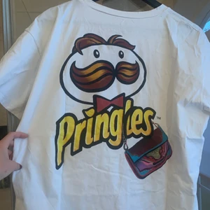 T-shirt  - As fräsch tisha från zara i storlek M och är i oversized och baggie modell !!