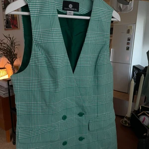 Väst - Väldigt snygg väst till våren, går i turkost. Skulle nog säga att det är en L, men definitivt passar en M som vill ha oversize! 100kr+frakt🌞🍒
