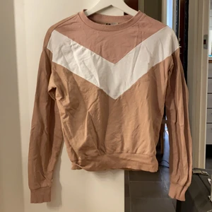 Tröja  - Säljer min tröja, strl. Xs. Aldrig använd. Katt finns i hemmet. Frakt betalas av köparen 