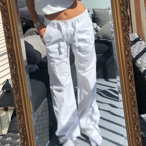 Byxor - Säljer dessa  byxor från esprit. Dem har en värmefläck men det är inget jag tycker stör! fraktar för 66kr (spårbart)💖😊jag är 163cm på mig är dem för långa. Buda!