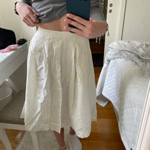 Vit söt kjol i linnetyg från Uniqlo. Aldrig använd, bara legat i garderoben, därav skrynklig. Storlek XS. Waits 60.5-63.5 cm. Väldigt fin till sommaren 🌻!! 