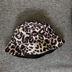 En leopardmönstrad buckethat som är köpt på Vero Moda. Onesize! 👒