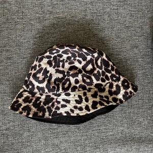 Buckethat - En leopardmönstrad buckethat som är köpt på Vero Moda. Onesize! 👒