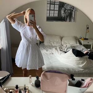 Vit studentklänning  - Säljer denna vita klänning från showpo, prislapp kvar! Säljer pga för stor 