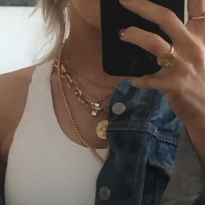 Chunky halsband - Säljer mitt chunky guldhalsband från Asos. Snyggt med coola detaljer. Ej äkta guld!