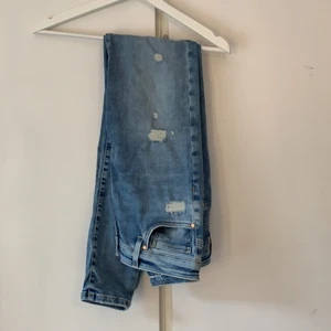 Jeans - Säljes dessa jeans ifrån BikBok, endast använda fåtal gånger och har slitningar som man ser på bilderna. Nypris 599kr mitt pris 200kr. Köparen står för frakten🦋