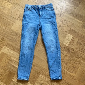 Ginatricot Jeans - Jeans från Ginatricot. Säljer då de har blivit för små för mig. Jeansen är i storlek 34 och har några slitningar på vissa ställen, dock antar jag att det är meningen att det ska vara så. Köparen står för frakten💖