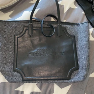 Givenchy Väsk  - Begagnad, lite frätande på handen som visar på bilden 