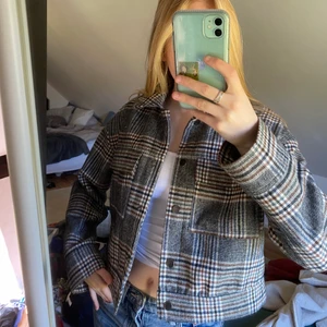 Rutig jacka  - Säljer denna asfina jacka från Gina. Liknar den populära på sista bilden från nakd väldigt mycket i modellen