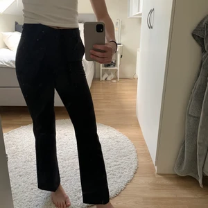 Bikbok Vilma kostymbyxor  - Väldigt snygga svarta bikbok Vilma Kostymbyxor i storlek 34 i  bra skick. Säljer för dom är lite korta på mig som är 165 lång. Köparen står för frakt☺️