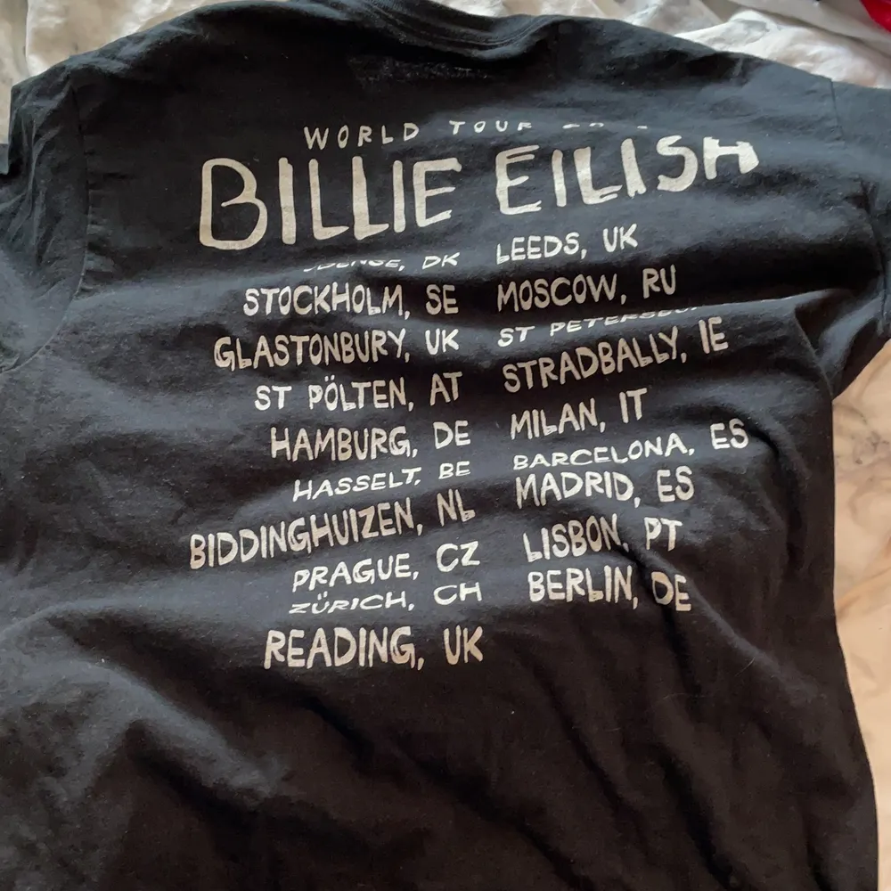 Säljer denna Billie eilish tröjan som jag köpte på lollapalooza. Den är i jättebra skick. För fler frågor eller svar kontakta❤️🥰🥰. T-shirts.