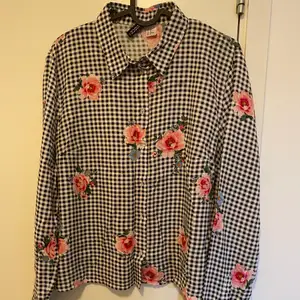 Fint skjortan med blommor, storlek 42.