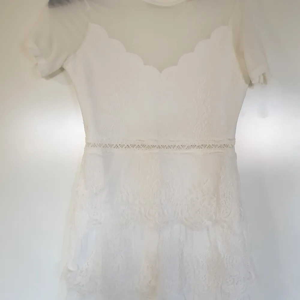 Vit sommrig klänning från HM ☀️ storlek 40 men är mer som S. Använd fåtal gånger, köparen står för frakten ❤☀️❤. Klänningar.