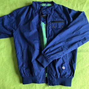 Harington liknande jacka - Jacka som liknar harington jackan, rutigt foder inuti! Bra skick, säljer bara för att jag har växt ur den!