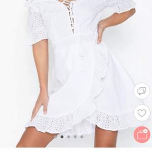 Säljer denna fina vita klänning då jag ej använder den, använd en gång och är i mycket bra skick! Superfin till sommaren💕