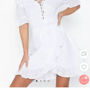 Säljer denna fina vita klänning då jag ej använder den, använd en gång och är i mycket bra skick! Superfin till sommaren💕
