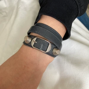 Balenciaga armband - Balenciaga armband, köpt på Nathalie Schuterman för några år sedan. Den är i storlek medium. Finns några tecken på användig men i allmänt i väldigt bra skick. Säljs till högsta bud + frakt. HÖGSTA BUD 810kr 💗