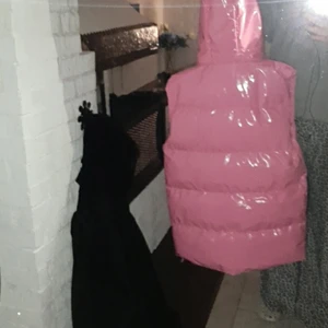 Rosa glansig väst - Väldigt fin väst som sticker verkligen ut. Använd 2 gånger. Priset kan diskuteras.