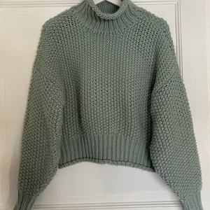 Stickad tröja - Mintgröna stickad tröja från H&M. Storlek XS men passar mig som är S/M. I bra skick😝